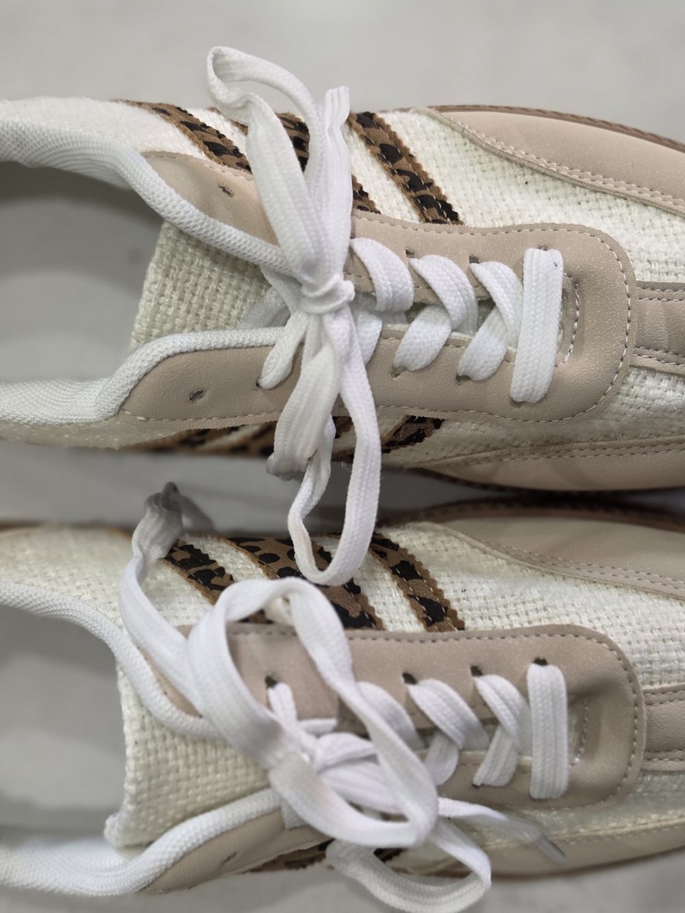 Women's White & Beige Casual Lace-Up Sneakers With Leopard Stripes